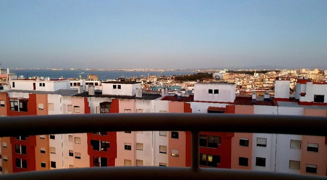 River View & Close To The Beach - Quarto Em Almada Exteriér fotografie